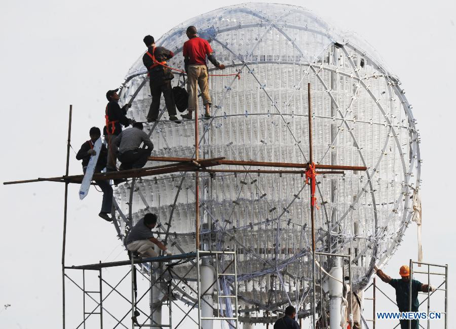 Một chiếc đèn lồng khổng lồ đang được tạo ra. (Ảnh: THX)