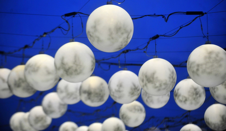 Trong đêm Trung thu 27/9, khi trăng tròn xuất hiện trên bầu trời, sẽ có tổng cộng 2.500 “mặt trăng” xuất hiện tại thành phố Dương Châu. (Ảnh: THX/TTXVN)