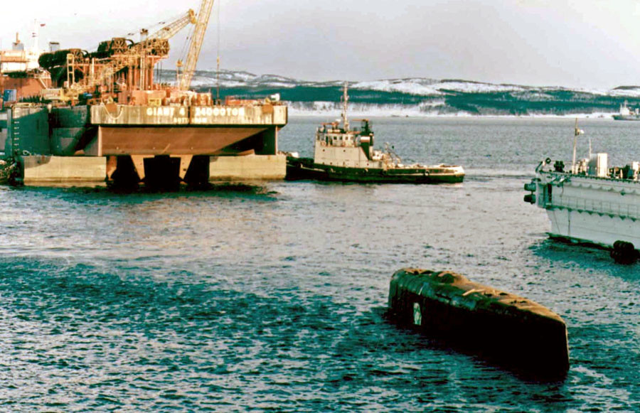 Phấn tháp quan sát của tàu ngầm Kursk nhô lên khỏi mặt nước trong quá trình trục vớt ngày 23/10/2001. (Reuters)