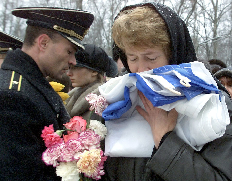 Mẹ của một thủy thủ trẻ trong đám tang tập thể được tổ chức. (Reuters)