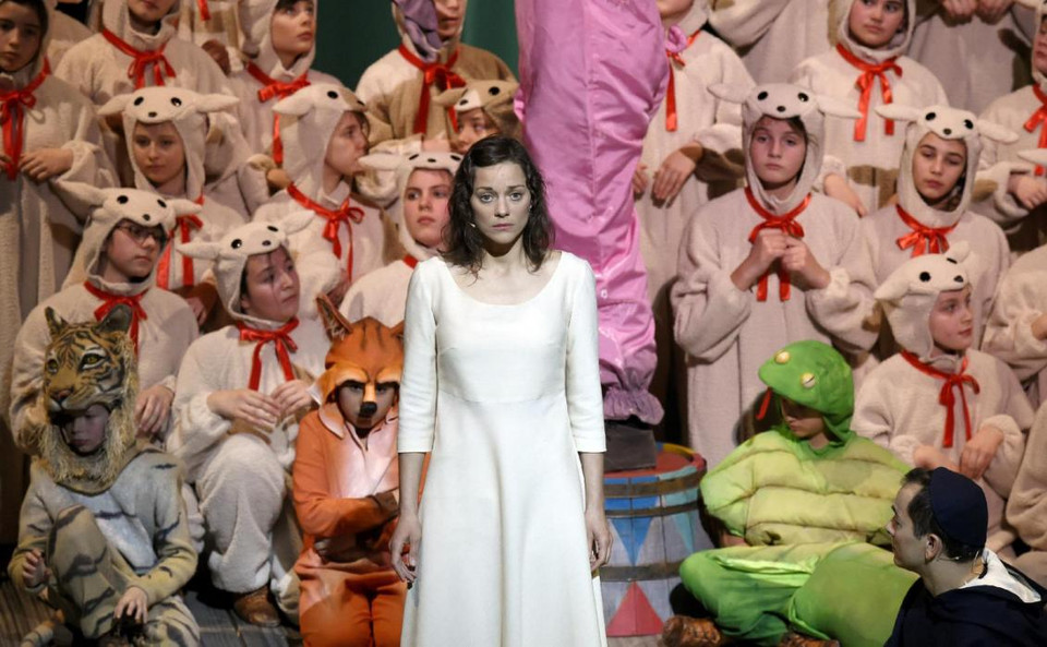5. Nữ diễn viên người Pháp Marion Cotillard vào vai Joan of Arc trong một buổi hòa nhạc ở thủ đô Paris. (Ảnh: AFP)