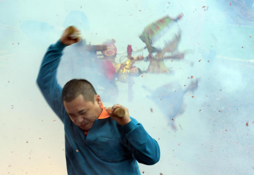 6. Một người đàn ông đốt pháo ăn mừng Tết Âm lịch 2015 tại thành phố Đài Bắc. (Ảnh: AFP)