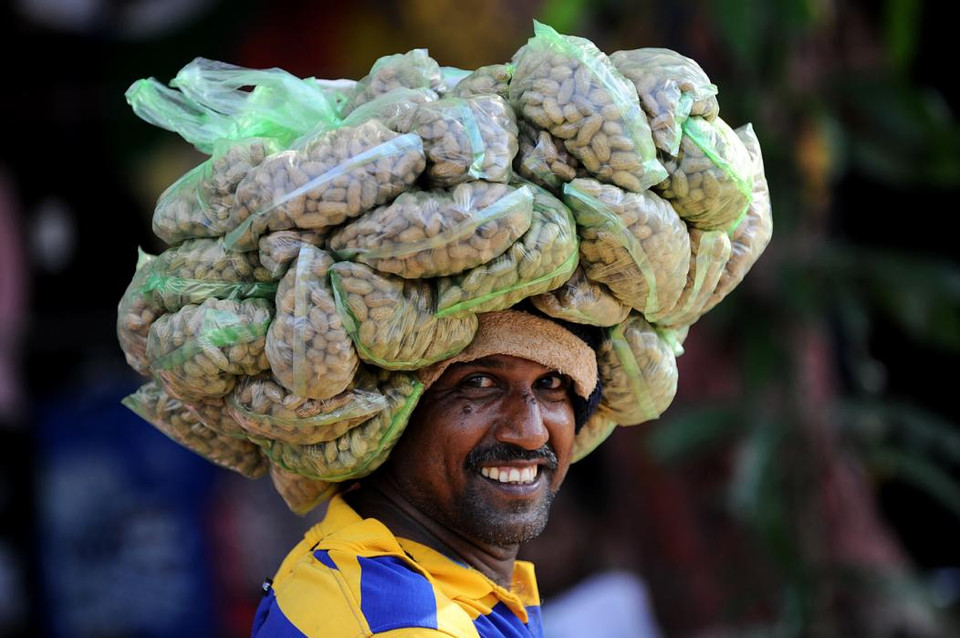 4. Một người bán lạc rong ở Colombo, Sri Lanka. (Ảnh: AFP)