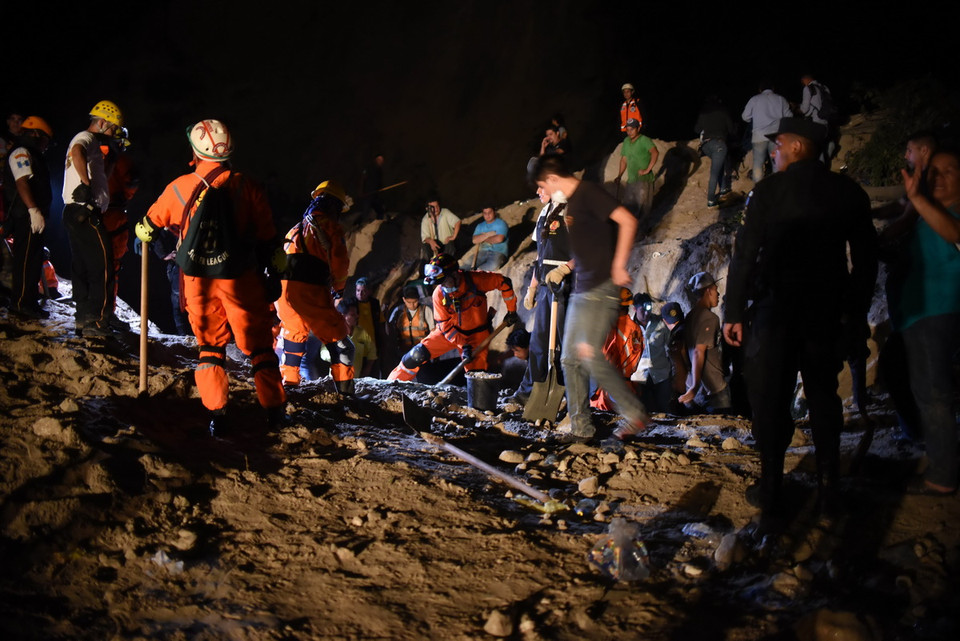 Vụ sạt lở đất xảy ra sau cơn mưa lớn và đã kéo sập hơn 125 ngôi nhà. (AFP/TTXVN)