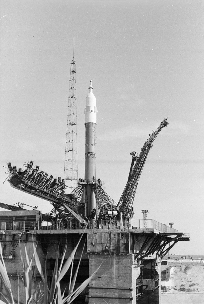  Cách đây 35 năm, ngày 23/7/1980, nhà du hành vũ trụ Phạm Tuân của Việt Nam và nhà du hành vũ trụ Liên Xô Vichtor Vaxilievich Gorbatko đã thực hiện thành công chuyến bay vào vũ trụ trên tàu Liên hợp 37. (Ảnh: Thế Trung/TTXVN)