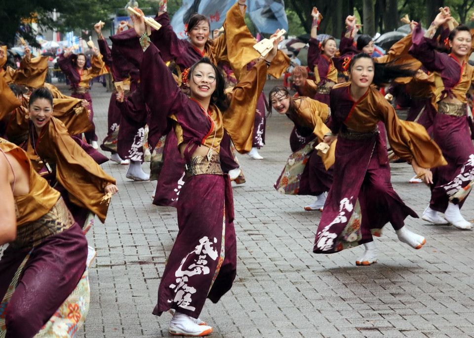 Các vũ công trong trang phục Kimono biểu diễn tại lễ hội ngày 30/8. (Ảnh: AFP/TTXVN)