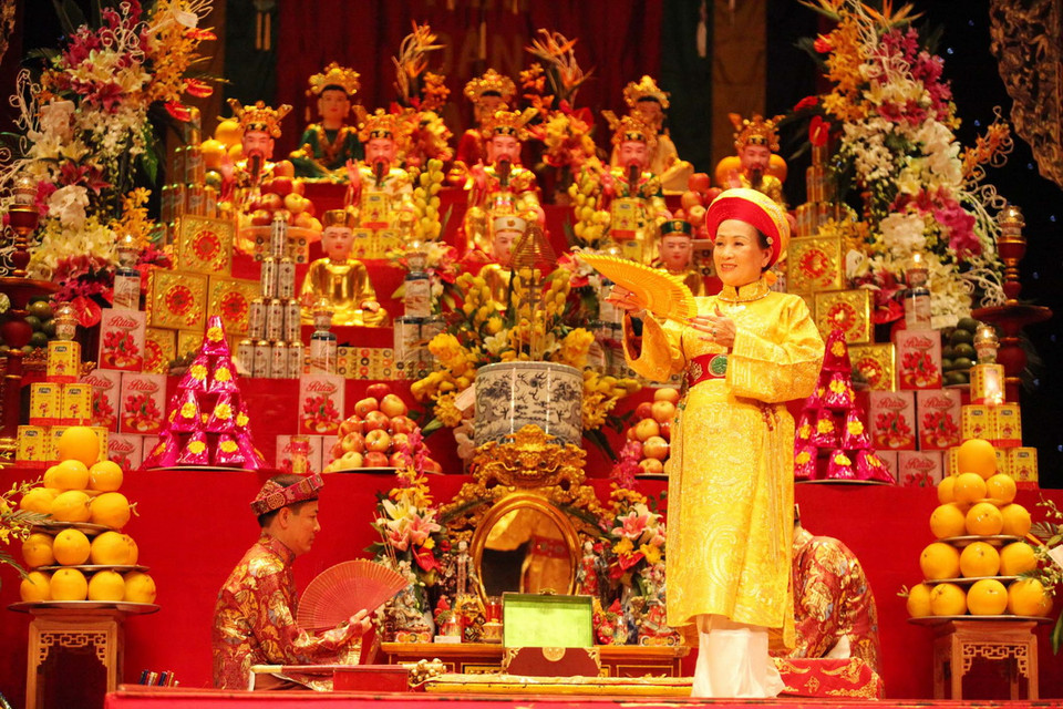 Trình diễn các giá hát văn hầu đồng. (Ảnh: Anh Tuấn/TTXVN) 