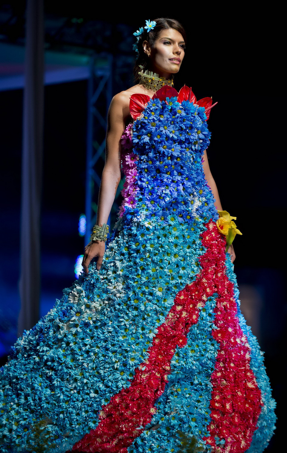  Người mẫu giới thiệu bộ trang phục làm từ cỏ cây hoa lá của nhà tạo mẫu Colombia Karen Ramiez tại triển lãm. (Ảnh: AFP/TTXVN)