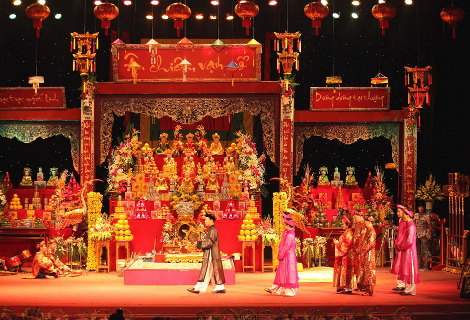 Trình diễn các giá hát văn hầu đồng trong Lễ Tổng kết Liên hoan văn hóa tín ngưỡng thờ Mẫu, Hà Nội 2014. (Ảnh: Anh Tuấn/TTXVN) .