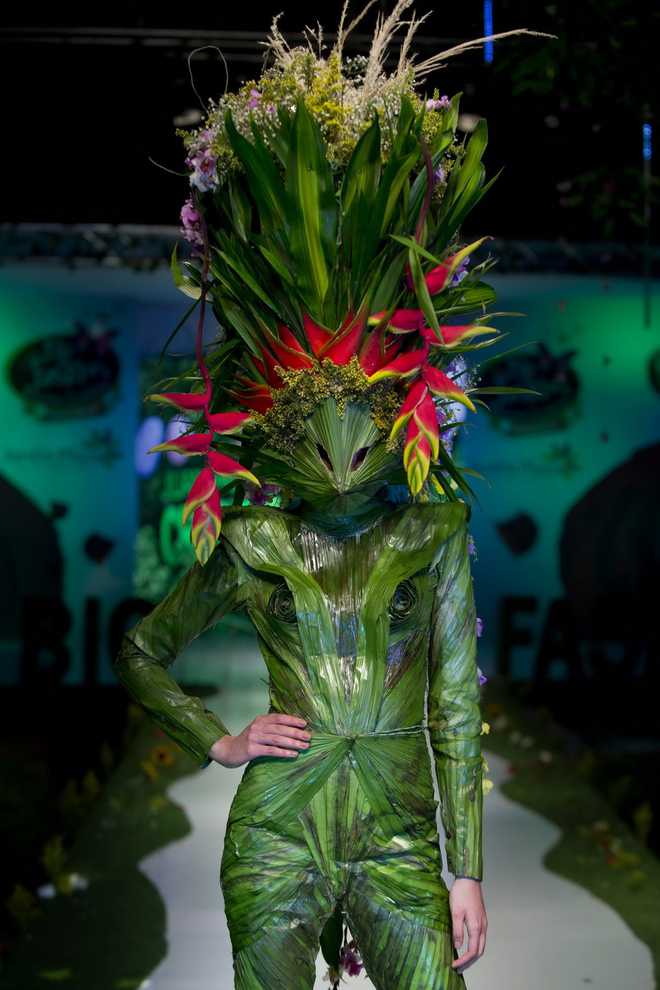 Người mẫu giới thiệu bộ trang phục làm từ cỏ cây hoa lá của nhà tạo mẫu Colombia Juan Pablo Garzon tại triển lãm. (Ảnh: AFP/TTXVN)