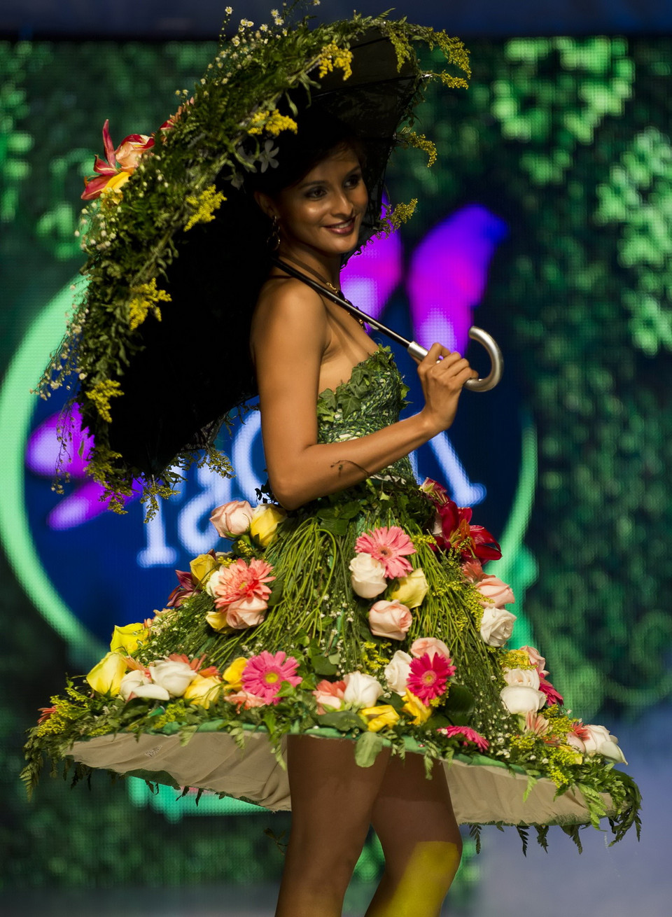  Người mẫu giới thiệu bộ trang phục làm từ cỏ cây hoa lá của nhà tạo mẫu Colombia Fernanda Rodriguez tại triển lãm. (Ảnh: AFP/TTXVN)