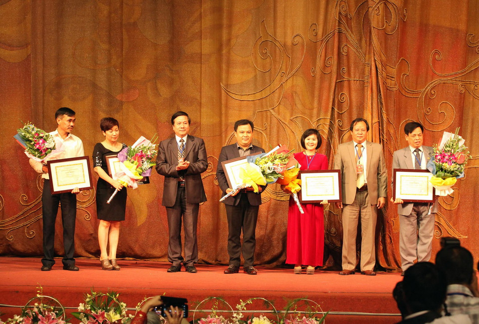 Trao Kỷ niệm chương cho các tập thể và cá nhân có thành tích xuất sắc đóng góp cho Liên hoan văn hóa tín ngưỡng thờ Mẫu. (Ảnh: Anh Tuấn/TTXVN) 