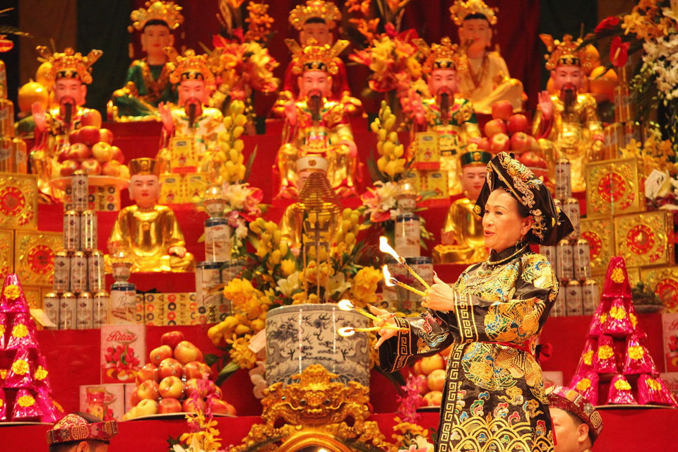  Trình diễn các giá hát văn hầu đồng trong Lễ Tổng kết. (Ảnh: Anh Tuấn/TTXVN) 