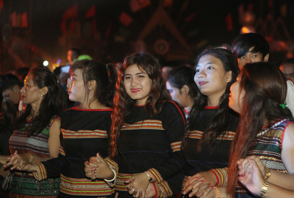 Điệu múa truyền thống của các cô gái dân tộc Ê Đê tại lễ khai mạc. (Ảnh: Dương Giang/TTXVN)