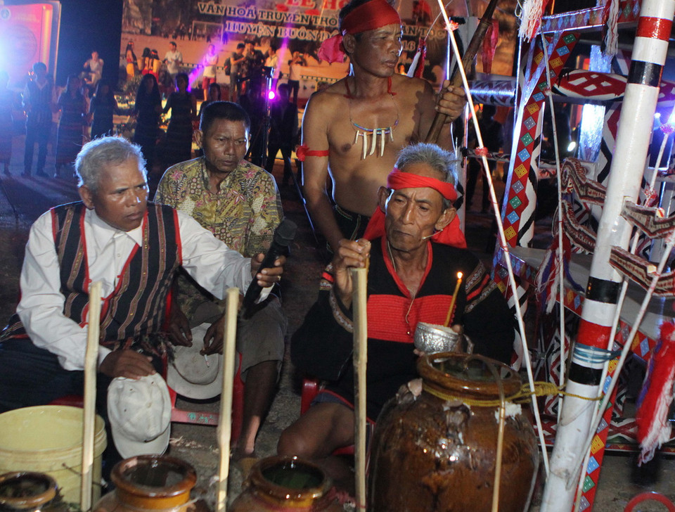  Lễ cúng thần linh tại lễ hội. (Ảnh: Dương Giang/TTXVN)