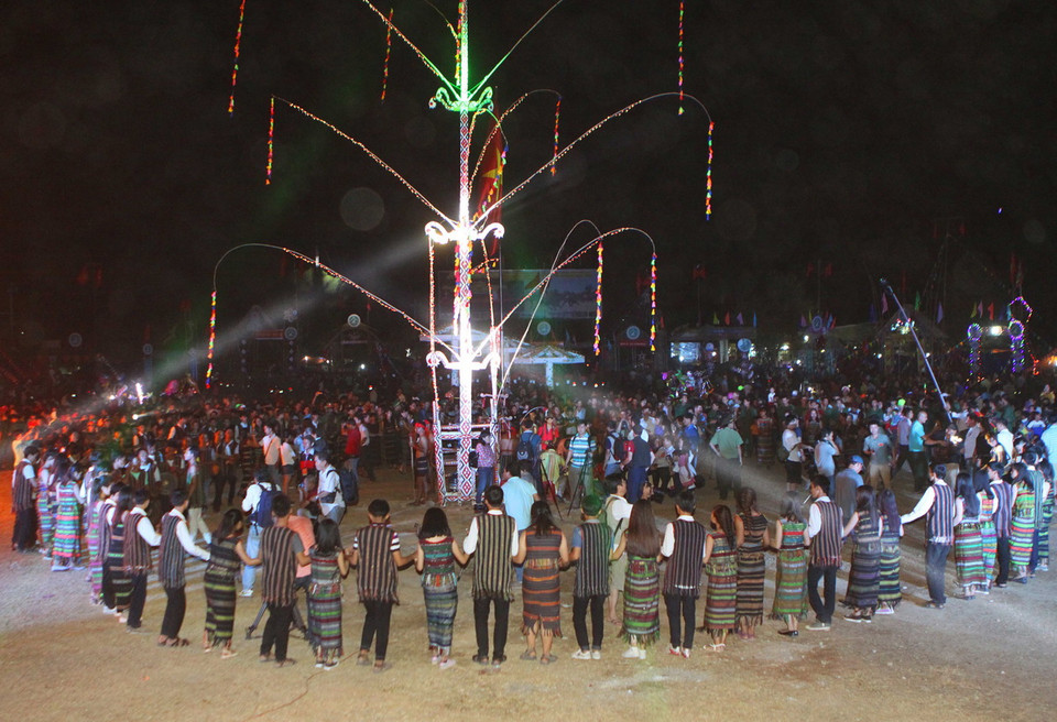 Các dân tộc cùng chung sống trên địa bàn huyện Buôn Đôn tham gia các điệu múa quanh cây nêu. (Ảnh: Dương Giang/TTXVN)