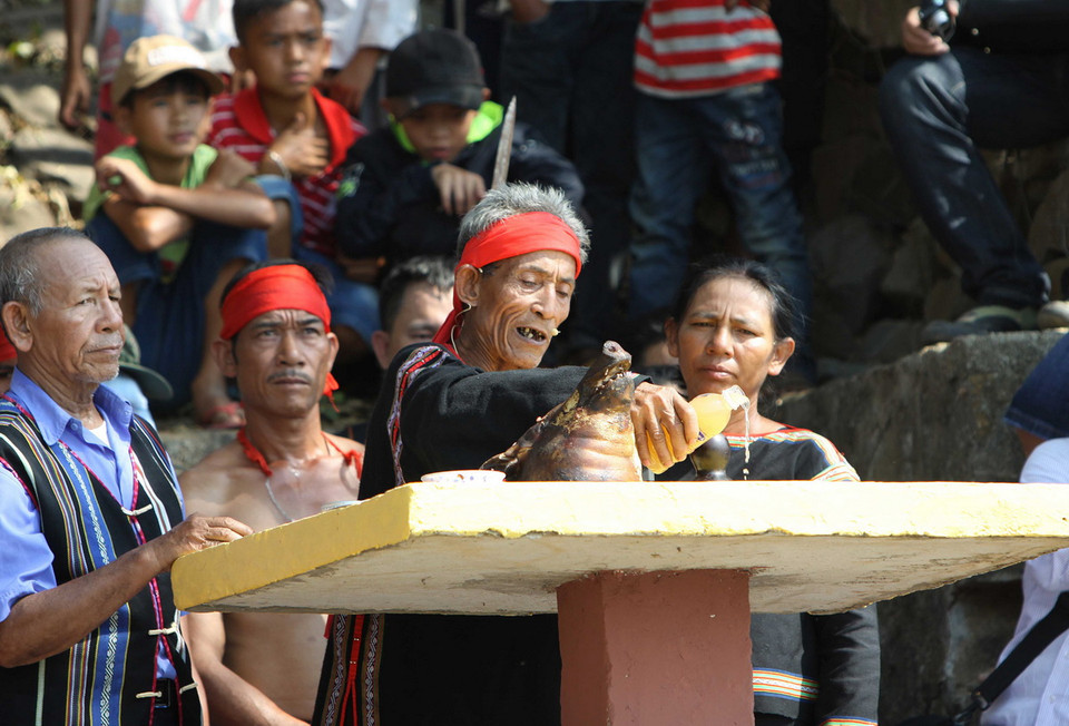  Thầy cúng thực hiện nghi lễ cúng bến nước. (Ảnh: Dương Giang/TTXVN)