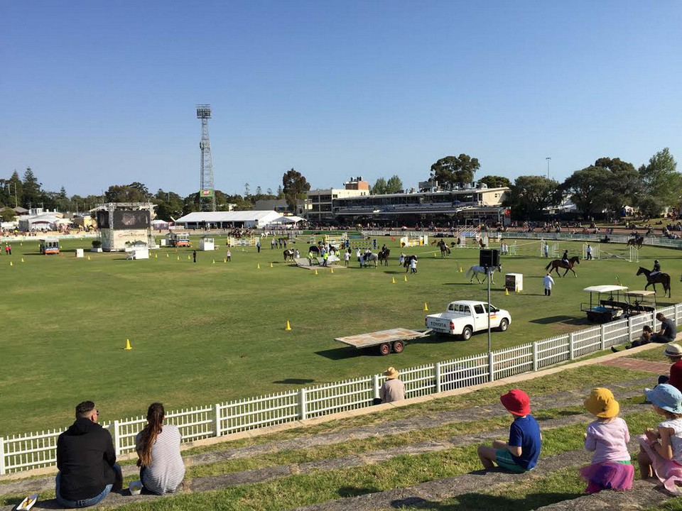 Hội chợ còn thu hút rất đông khách thăm quan nhỏ tuổi bởi có rất nhiều cuộc thi, trò chơi thú vị và độc đáo. (Ảnh: Khánh Linh/Vietnam+)