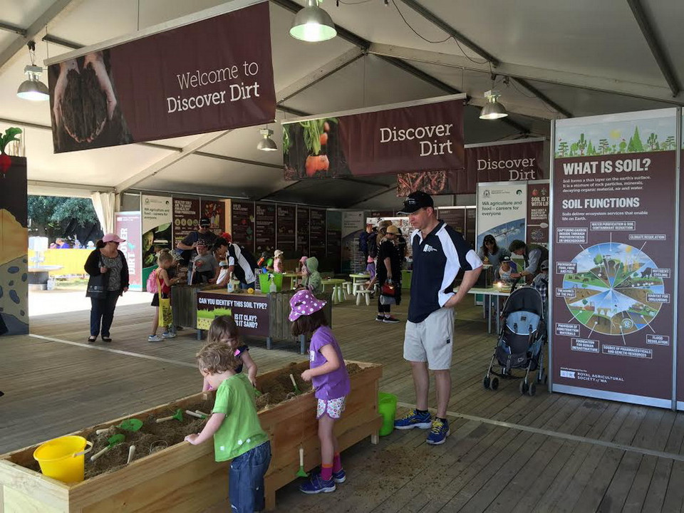 Những gian hàng vui chơi có thưởng rất bắt mắt. (Ảnh: Vietnam+)