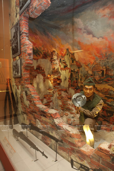 Mẫu tượng tái hiện hình ảnh chiến sỹ ôm bom ba càng bảo vệ Thủ đô. 