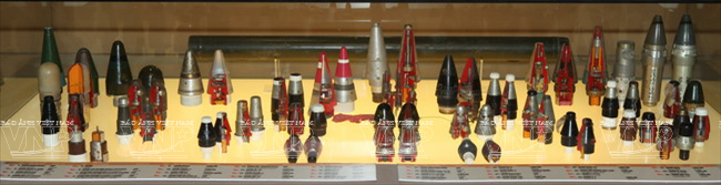 Các loại ngòi nổ và đầu đạn. 