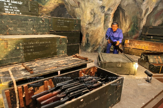 Tái hiện hình ảnh kho vũ khí của bộ đội trong hang núi. 