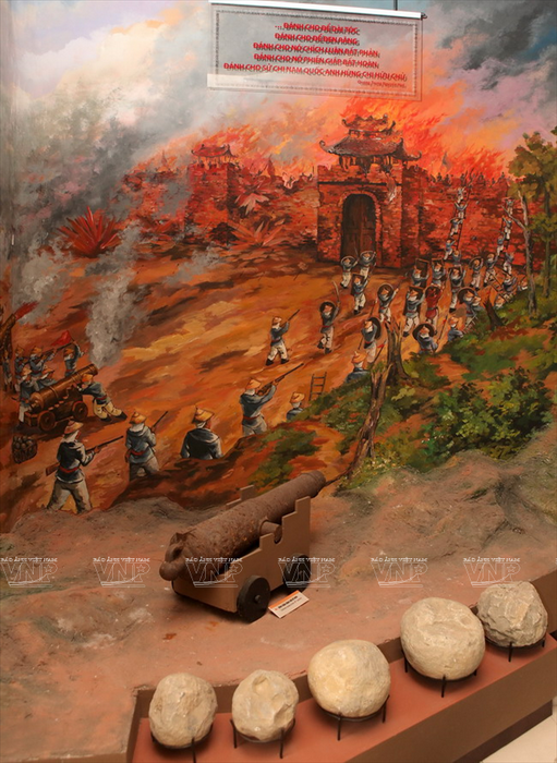 Hiện vật súng thần công được tái hiện trong bức tranh chiến thắng Ngọc Hồi – Đống Đa. 