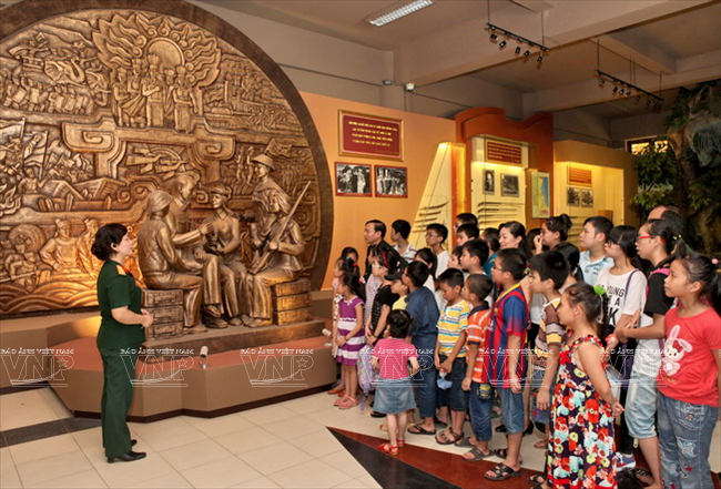 Một buổi tham quan và học tập về lịch sử chiến tranh bảo vệ Tổ quốc tại Bảo tàng Vũ khí Việt Nam của học sinh tiểu học.