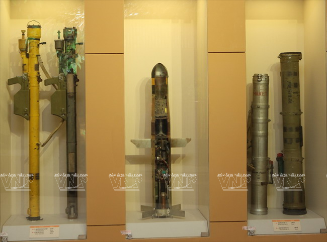 Các loại đạn tên lửa và ống phóng tên lửa phòng không vác vai. 