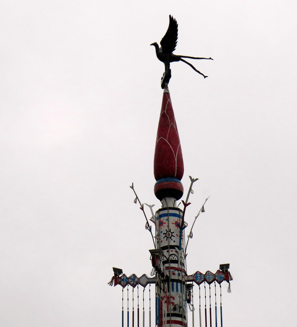 Trên thân của cây Nêu là những hình điêu khắc tinh tế tất cả được sơn với màu sắc rực rỡ, tươi mới. Khi lễ đâm trâu diễn ra con trâu sẽ được buộc chặt vào cây Nêu và các già làng sẽ làm lễ cúng để mời các thần linh và tổ tiên về chứng kiến lễ đâm trâu. (Ảnh: Đỗ Trưởng/TTXVN) 