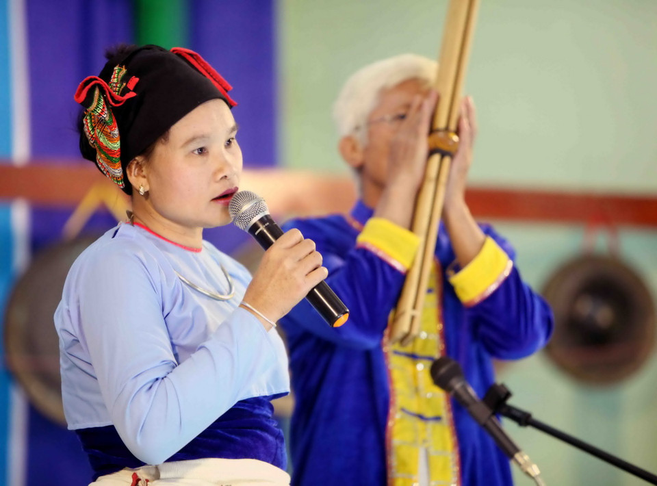 Nghệ nhân Lò Thị Loan (huyện Thường Xuân) trình bày bài hát "Mời khách". (Ảnh: Thanh Tùng/TTXVN)