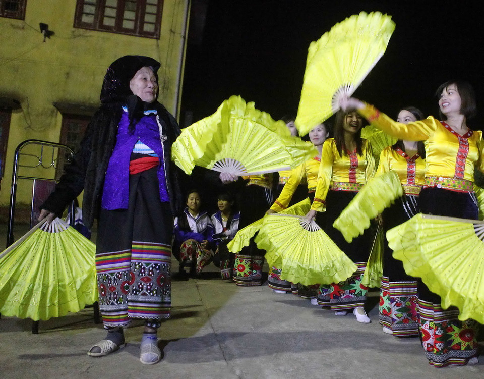 Bà Lang Thị Pen (huyện Thường Xuân) đã hơn 80 tuổi, song vẫn say mê truyền dạy cho thế hệ trẻ những câu hát, điệu múa Khặp. (Ảnh: Thanh Tùng/TTXVN)