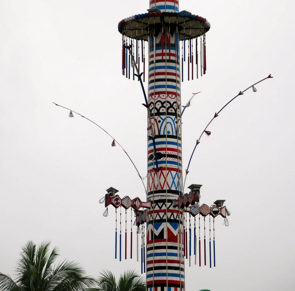  Cây Nêu có chiều cao khoảng 4m, được làm từ cây gỗ chò, trên thân là những hình điêu khắc tinh tế, được sơn với màu sắc rực rỡ, tươi mới. (Ảnh: Đỗ Trưởng/TTXVN) 