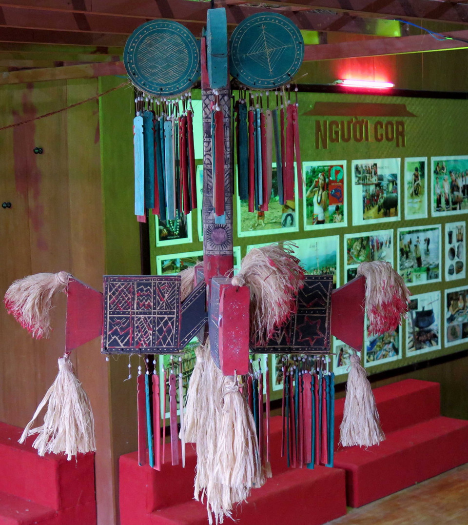 Phía trong nhà của gia chủ làm lễ đâm trâu sẽ treo một bộ Gu được chạm khắc hoa văn tinh tế, một chiếc được treo ở ngoài cửa chính để cầu mong những điều may mắn, tốt đẹp luôn đến với gia chủ; một chiếc treo ở giữa nhà (ảnh) được làm cầu kỳ hơn để cho các vị thần và gia tiên ngự ở trên đó và ngay phía dưới sẽ là mâm cơm cúng sau khi xong nghi lễ đâm trâu ở ngoài sân. (Ảnh: Đỗ Trưởng/TTXVN) 