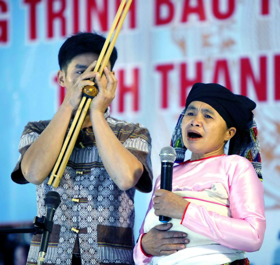 Biểu diễn hát Khặp trong Liên hoan diễn xướng Khặp Thái của tỉnh Thanh Hóa. (Ảnh: Thanh Tùng/TTXVN)