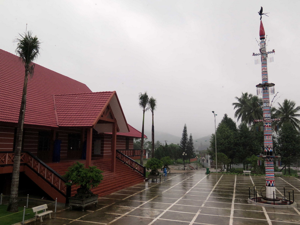 Cây Nêu có chiều cao khoảng 4m, được làm từ cây gỗ chò, gồm các phần theo thứ tự từ dưới lên là Tưr lớn và Rác trác; Gu lớn; Tưr nhỏ và cây rựa; Gu nhỏ; Rác trác; hình bắp chuối và trên cùng là con chim chèo bẻo. (Ảnh: Đỗ Trưởng/TTXVN) 