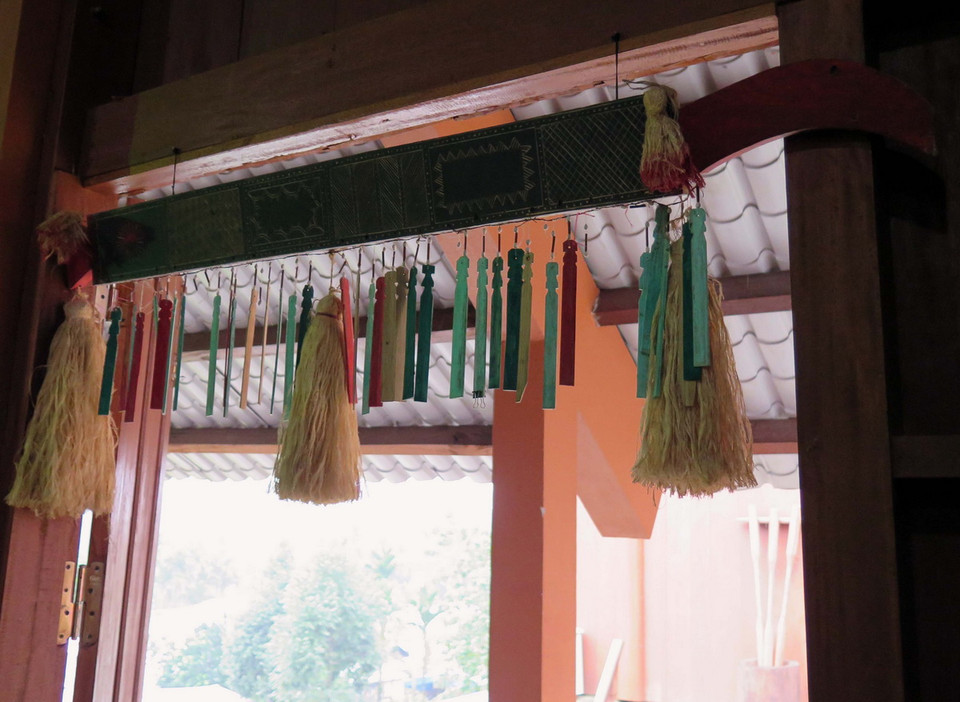  Phía trong nhà của gia chủ làm lễ đâm trâu sẽ treo một bộ Gu, được chạm khắc hoa văn tinh tế, một chiếc được treo ở ngoài cửa chính để cầu mong những điều may mắn, tốt đẹp luôn đến với gia chủ (ảnh); một chiếc treo ở giữa nhà được làm cầu kỳ hơn để cho các vị thần và gia tiên ngự ở trên đó và ngay phía dưới sẽ là mâm cơm cúng sau khi xong nghi lễ đâm trâu ở ngoài sân. (Ảnh: Đỗ Trưởng/TTXVN) 