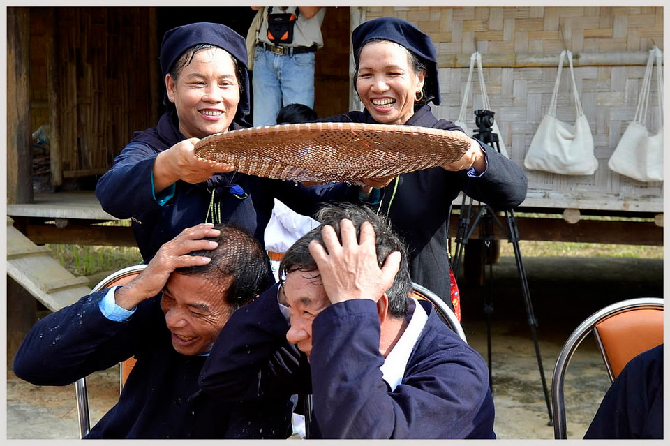 Một thủ tục của nhà gái với nhà trai. 