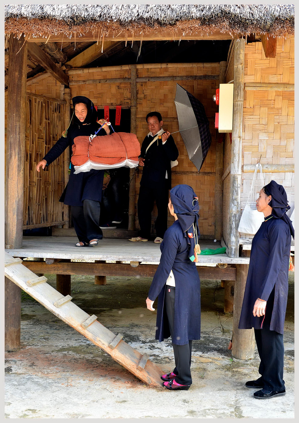 Nhà trai mang lễ vật sang nhà gái. 