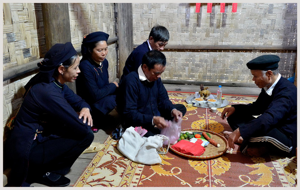  Lễ vật ăn hỏi. 