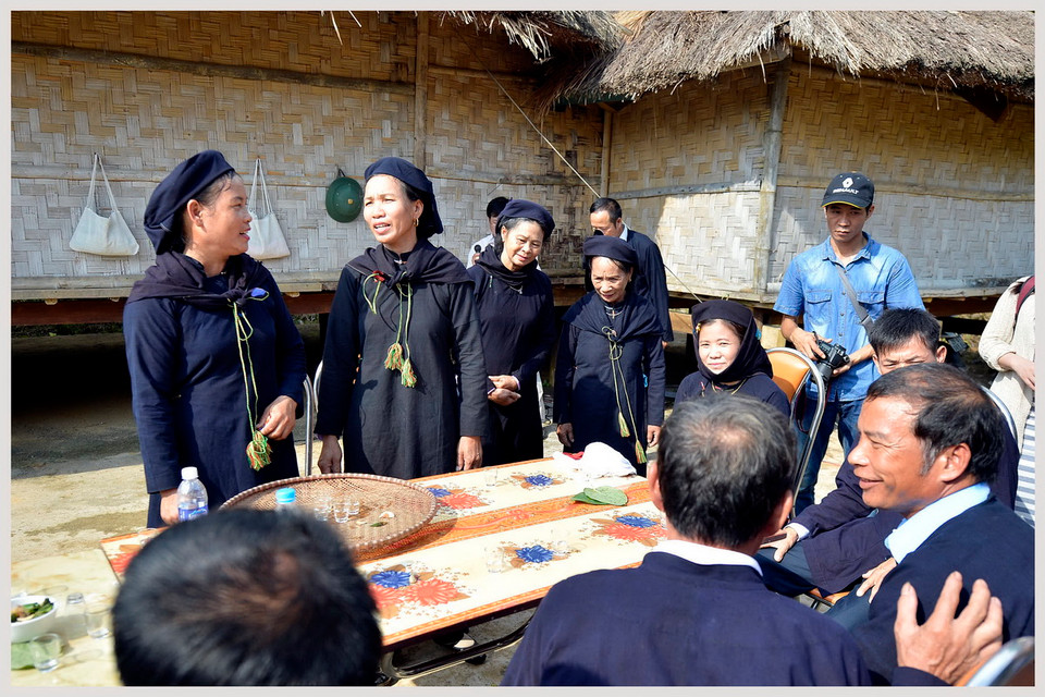 Nhà gái ngồi uống rượu hát đối đáp. (Ảnh: Thanh Hà/TTXVN)