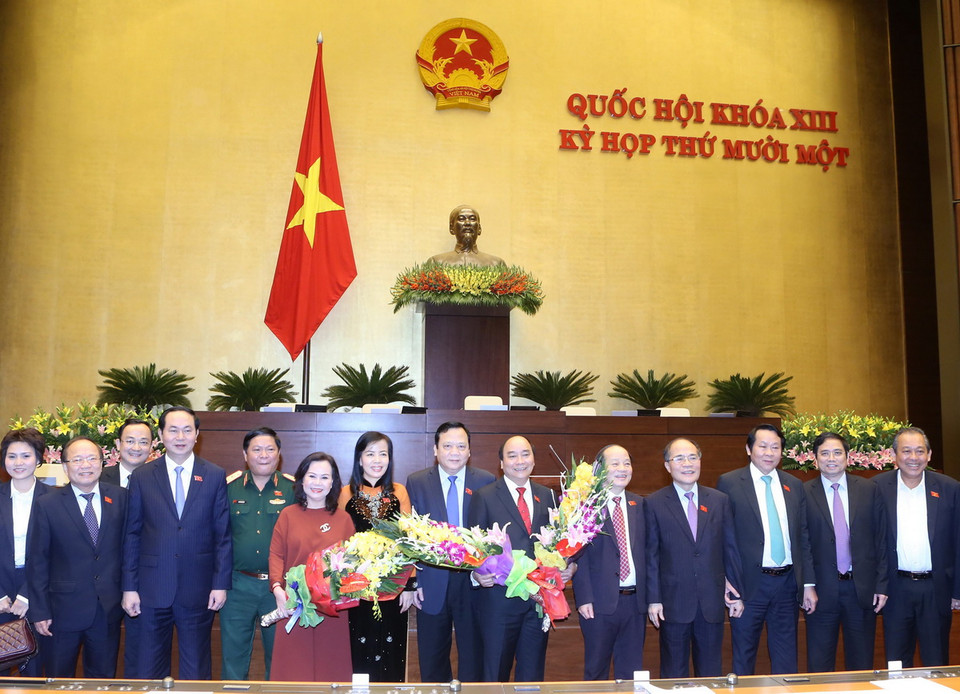 Các đồng chí lãnh đạo Đảng, Nhà nước chúc mừng Thủ tướng Nguyễn Xuân Phúc. (Ảnh: Nhan Sáng/TTXVN)