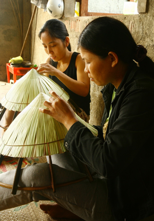 Nghề làm nón lá ở làng Trà Lộc, xã Hải Xuân, huyện Hải Lăng. (Ảnh: Hồ Cầu/TTXVN)