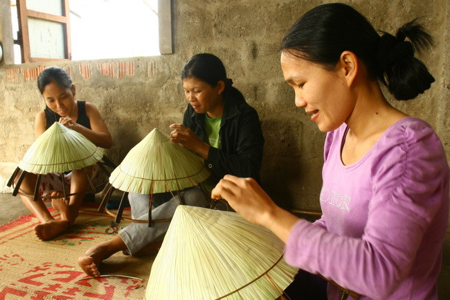 Nghề làm nón lá ở làng Trà Lộc, xã Hải Xuân, huyện Hải Lăng. (Ảnh: Hồ Cầu/TTXVN)