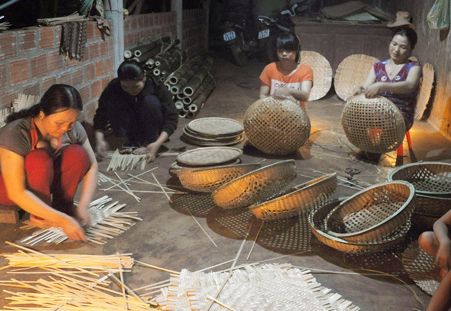 Nghề mây tre đan ở làng Lan Đình, xã Gio Phong, huyện Gio Linh. (Ảnh: Hồ Cầu/TTXVN)