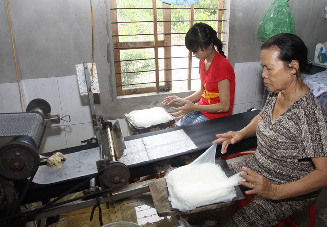  Sản xuất bánh cuốn ở làng nghề truyền thống Phương Lang, xã Hải Ba, huyện Hải Lăng. (Ảnh: Hồ Cầu/TTXVN)
