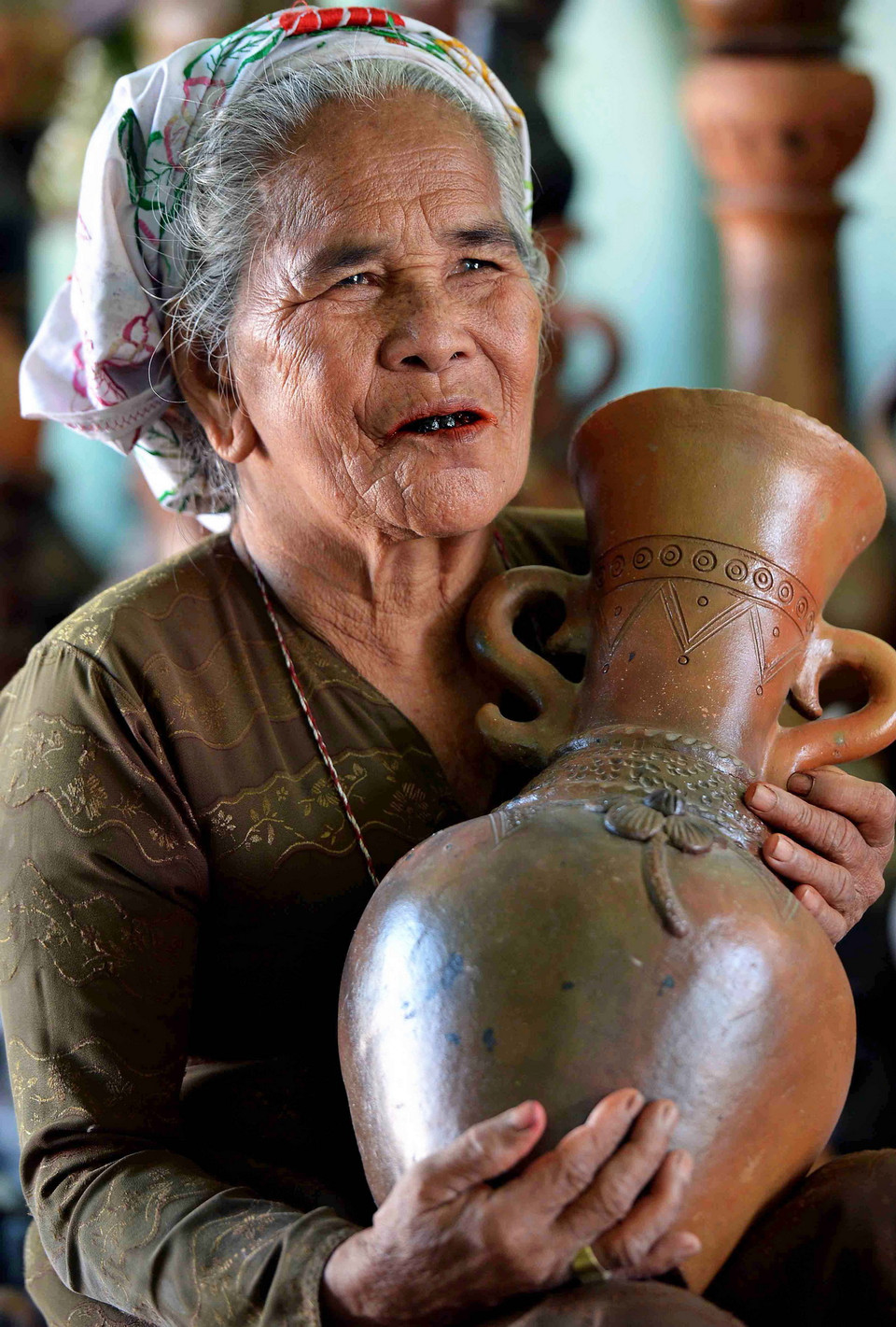 Nghệ nhân gốm Bàu Trúc.(Ảnh: Thanh Hà/TTXVN)