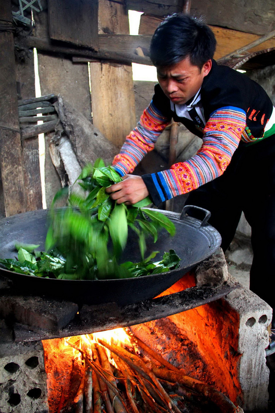 Do chưa có nhà máy chế biến chè nên bà con chỉ sao thủ công được 1/3 sản lượng thu hái, còn lại phải bán trôi nổi cho người dân nơi khác đến mua. (Ảnh: Thế Duyệt/TTXVN)