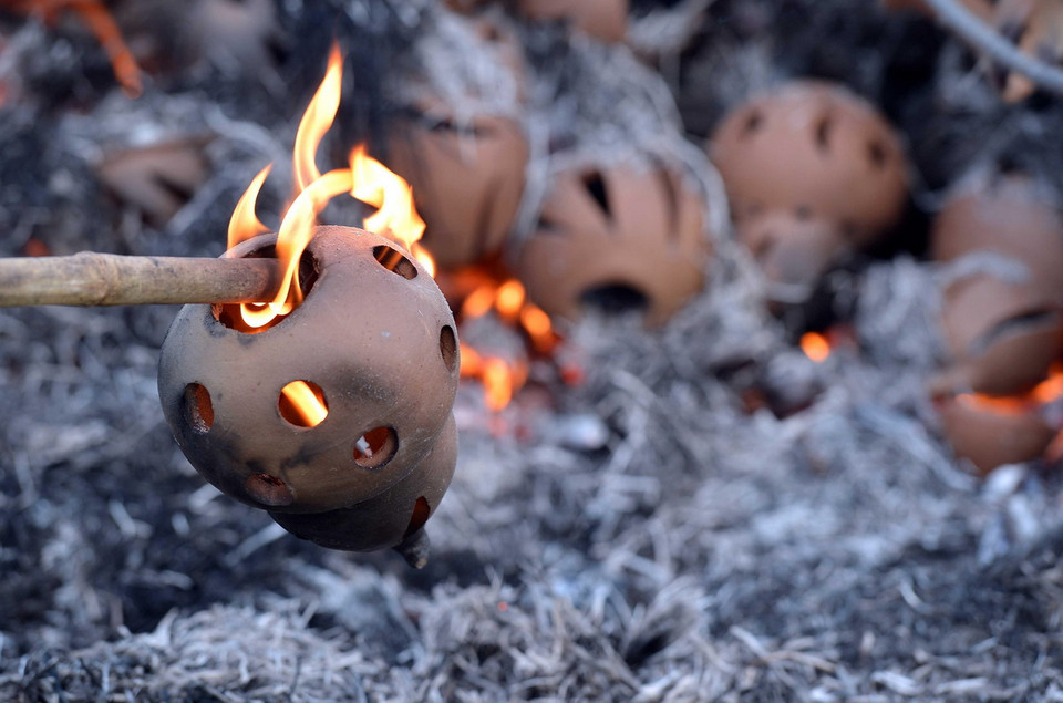  Một mẻ gốm phải nung mất 3 - 6 tiếng, tùy theo loại sản phẩm.(Ảnh: Thanh Hà/TTXVN)