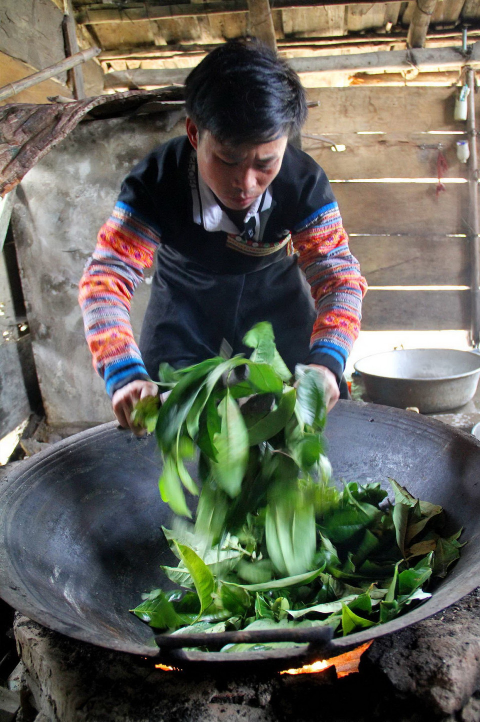 Do chưa có nhà máy chế biến, người dân chỉ sao thủ công được 1/3 sản lượng chè thu hái. (Ảnh: Thế Duyệt/TTXVN)